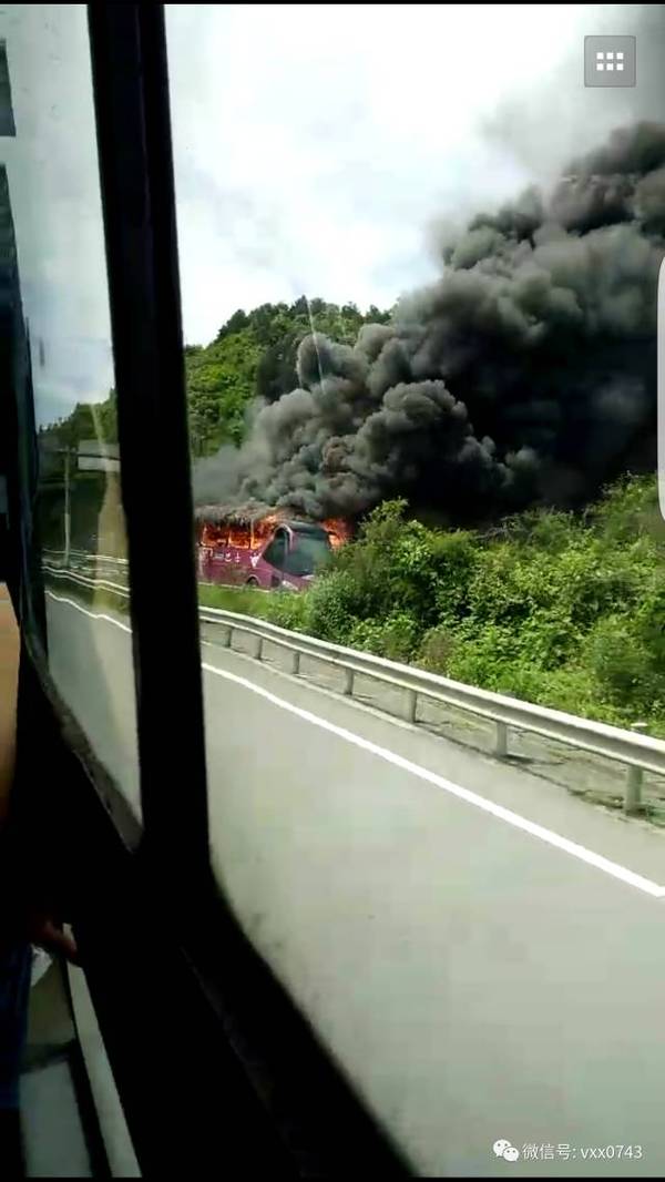 突發(fā)！旅游大巴車(chē)高速自燃 21人安全撤離