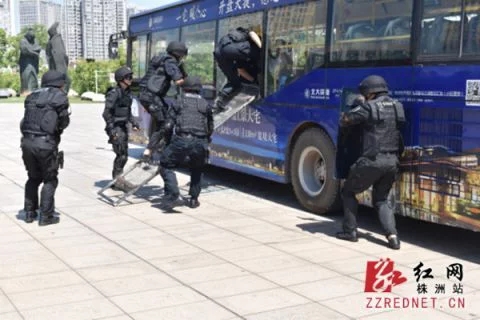 株洲市特警支隊全力備戰(zhàn)跨區(qū)域拉動演練——“南冠牌”自動破玻器保駕護(hù)航！