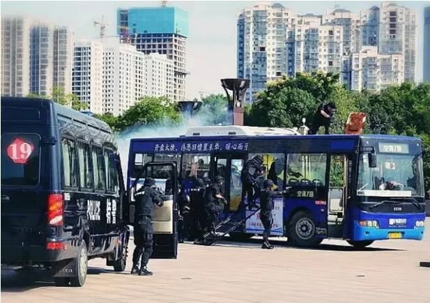 特警直升機(jī)空降制匪、無人機(jī)高空監(jiān)控…五市州特警在株聯(lián)合演習(xí)