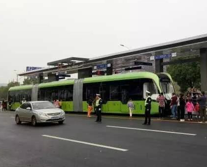 馬路“地鐵”今天開跑，株洲這節(jié)奏，領(lǐng)先全球—“南冠牌”破玻器保駕護(hù)航！