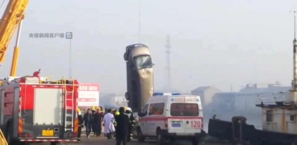 江蘇啟東一面包車落水 七人死亡